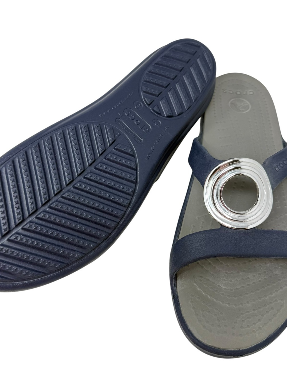 Crocs Sanrah Women’s Size 9 Navy slide sandals shoes Silver medallion - Picture 2 of 7